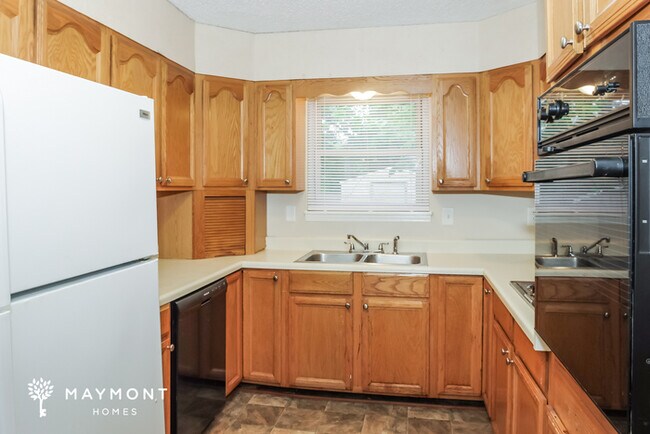 Building Photo - Charming Split-Level Home