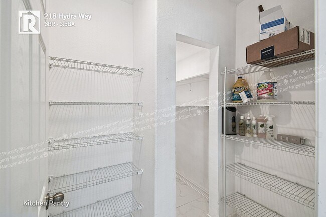 Building Photo - Spacious 6-Bedroom Home with Fenced Backya...