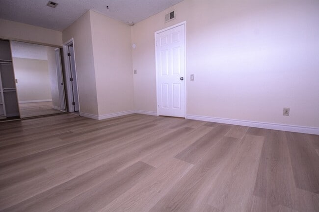 Building Photo - 848 W Huntington Dr