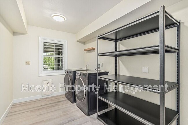 Building Photo - 104 E La Jolla Dr