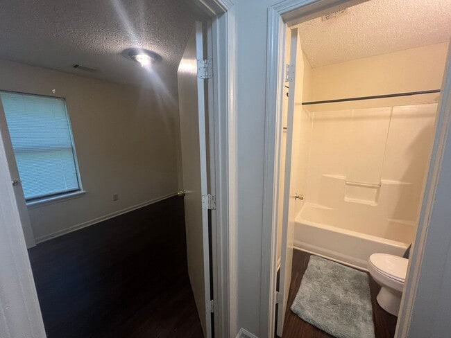 Building Photo - 2/1 Duplex in Northport