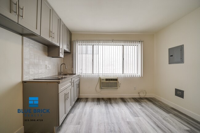 Building Photo - 15938 Vanowen St