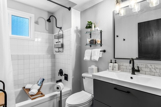 Building Photo - Cozy 2B/1B Unit A I Near Gonzaga/WSU/EWU & 5 Hospitals I Pet Friendly (Furnished)