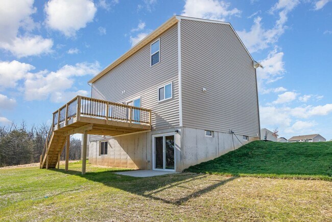 Building Photo - Brand new and fully furnished corporate executive home