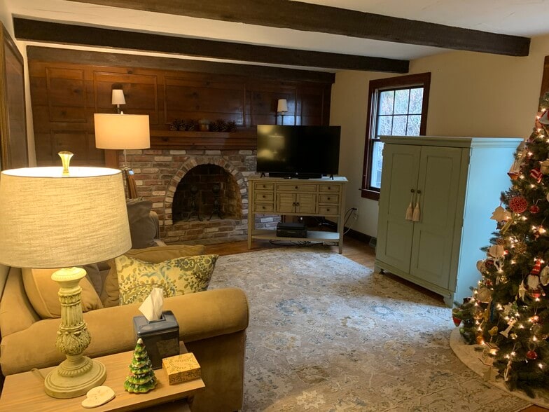 Building Photo - 4 Bound Brook Ln