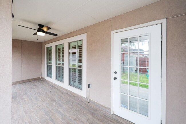 Building Photo - 402 Cayman Ct