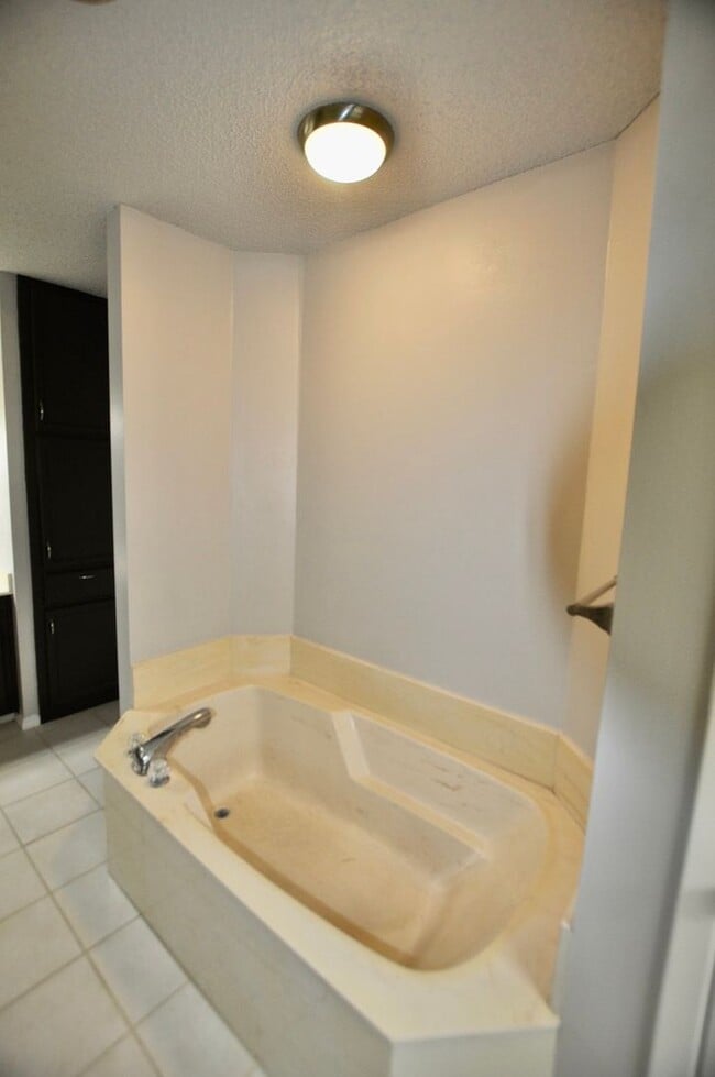 Building Photo - 103 Kenshire Ct