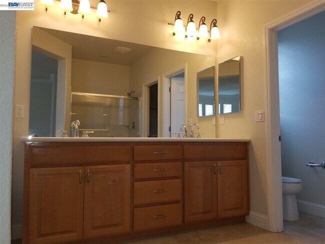 Building Photo - 199 N Alta Dena St