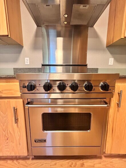Viking Range - 5444 N La Casita Dr