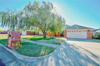 Building Photo - 604 NE 21st St