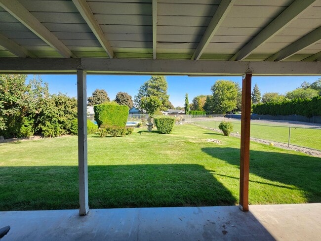 Building Photo - 1709 S Rainier Pl