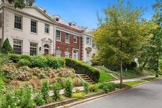 Building Photo - Available Now! 4 Bedroom  3.5  Bathroom Townhouse //Woodley Park// Garage, Driveway & 3 Levels of...