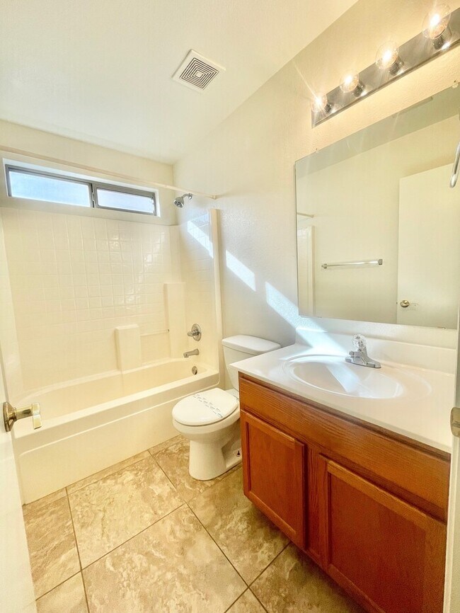 Building Photo - Fabulous 3-bedroom, 2-bathroom home For Rent in Avondale!!