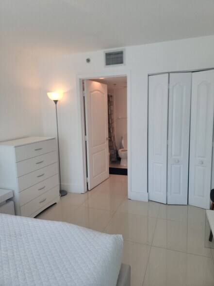 Building Photo - 1200 Brickell Bay Dr
