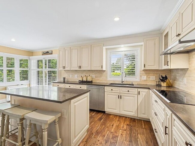 Building Photo - "Spacious 2-Bed, 2-Bath Gem in Prime Bellevue Location - 1455 Sq Ft of Modern Living!"