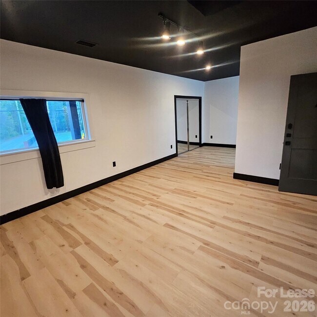 Building Photo - 1002 Crawford Rd