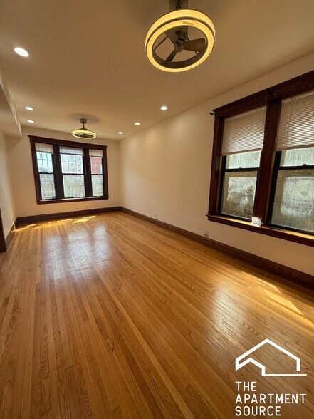 Building Photo - 5046 N Clark St