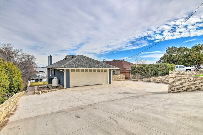 Building Photo - Gorgeous Cove on Main Body Water