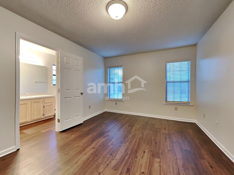 Building Photo - 8016 Queensferry Ln