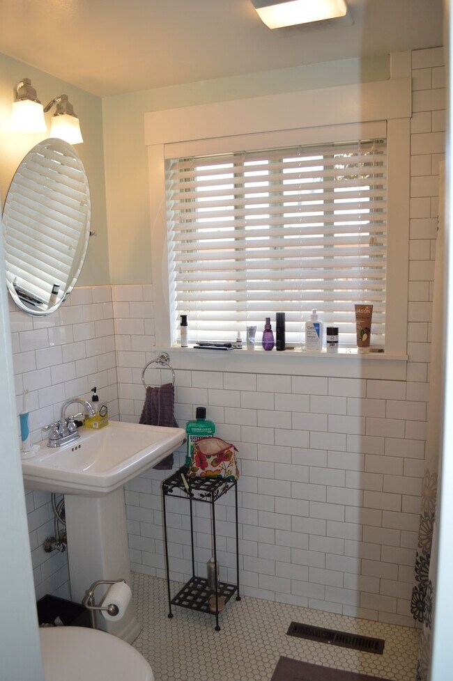 Building Photo - Remodeled 2 bed, 1 Bath in the heart of Fort Collins!