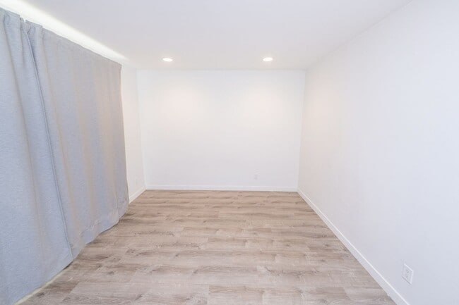 Building Photo - Spacious 1BR/1BA condo with patio and parking! Lake Murray Area $2195.00