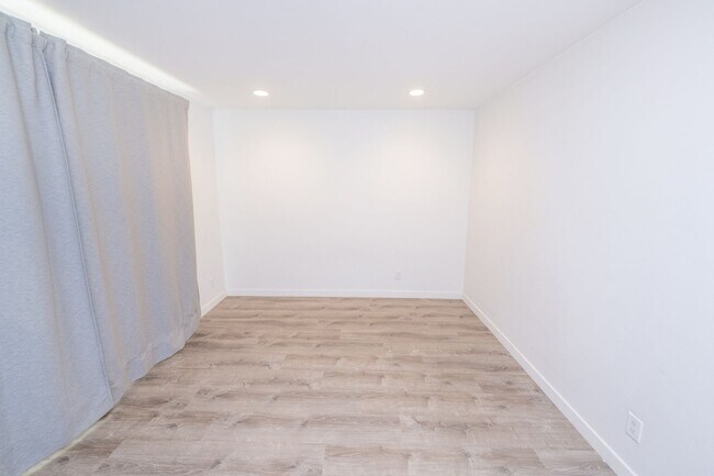Building Photo - Spacious 1BR/1BA condo with patio and parking! Lake Murray Area $2195/month