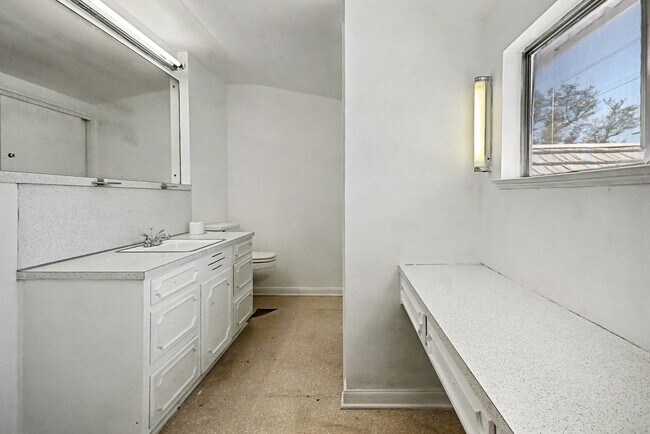 Building Photo - 5001 Glenhaven Dr