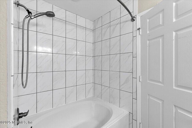 Building Photo - 13703 Richmond Park Dr N