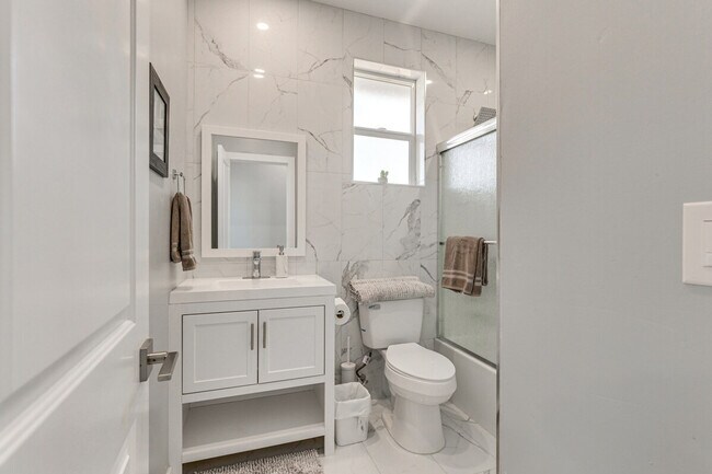 Building Photo - 2022 Avenida Del Diablo