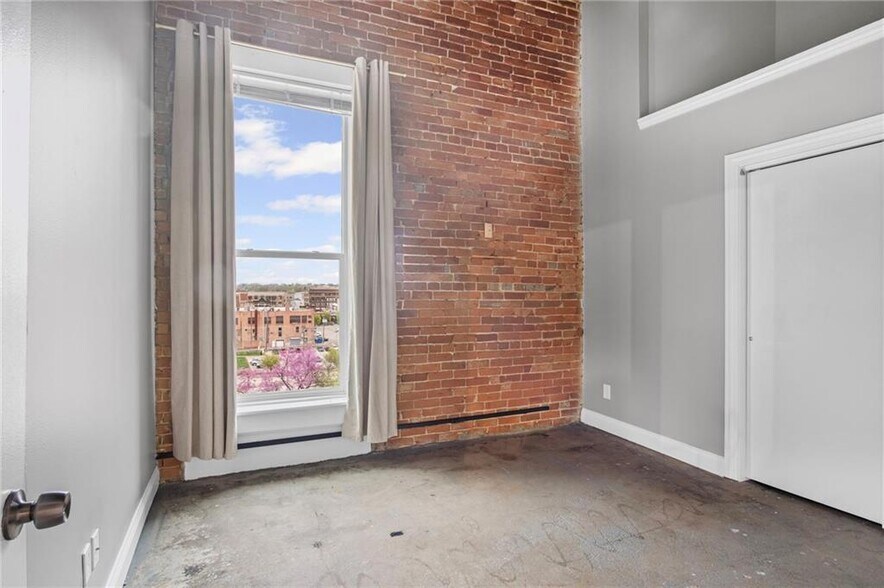 Building Photo - 113 W 5th St