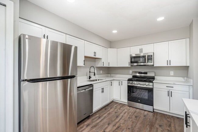 Building Photo - 10701 Houck Dr