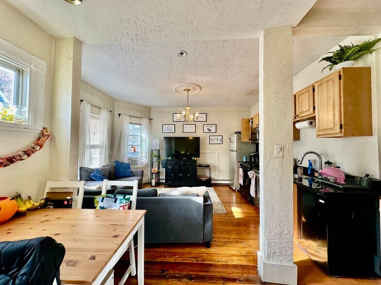 Primary Photo - 93 Hillside St