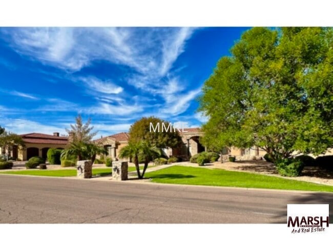 Building Photo - Resort style custom home with 6 bedrooms and private pool in Chandler!