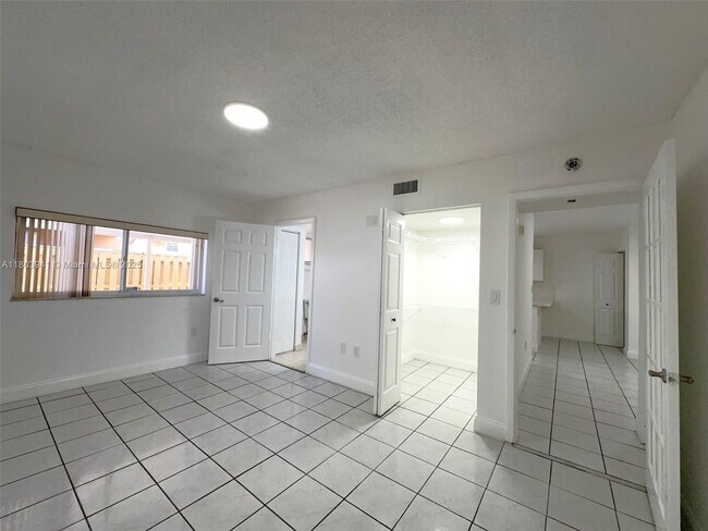 Building Photo - 3562 W 80th St