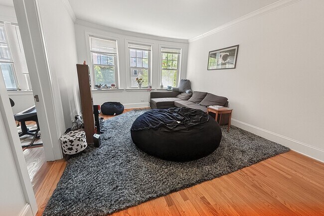 Building Photo - Bright and Sunny Updated 3-bed/1-bath near Loyola