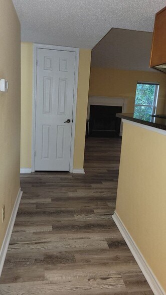 entry way - 1527 Lincoln Way