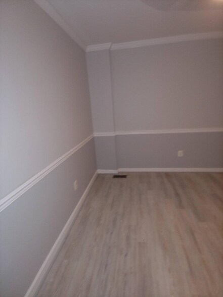 Building Photo - 452 Main St