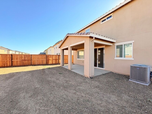 Building Photo - 2 WEEKS FREE RENT November Special - Beaut...