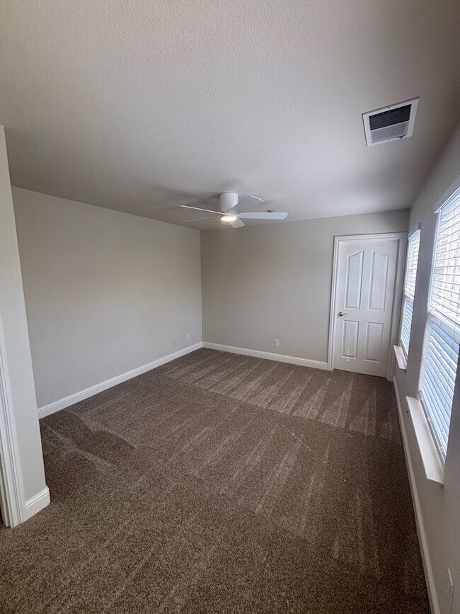 Building Photo - 2 bedroom 2.5 Bathroom Windsor Town Green Condo with carpet and A/C