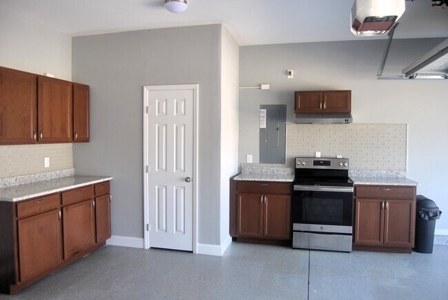 Building Photo - 5797 Highland Grove Dr