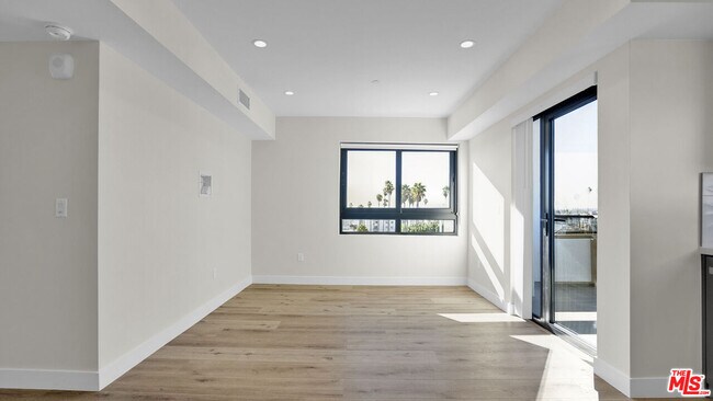 Building Photo - 846 S Mariposa Ave
