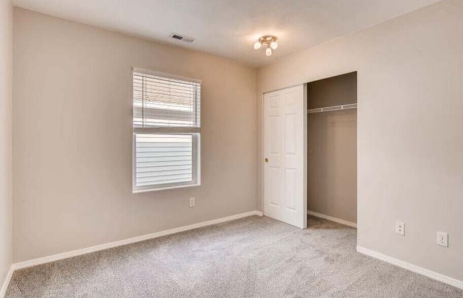 Building Photo - 5143 NE Schoeler Cir