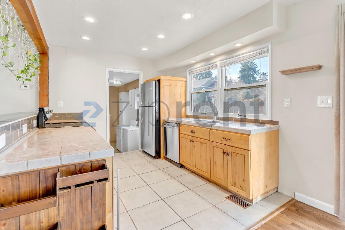 Building Photo - 9720 SW Frewing St