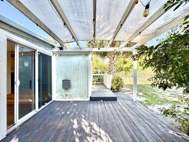 Building Photo - 713 Smith St