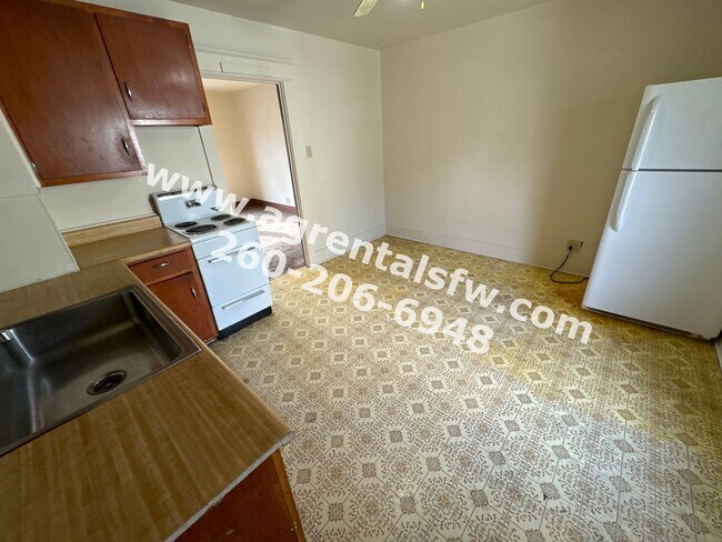 Building Photo - 1002 Columbia Ave