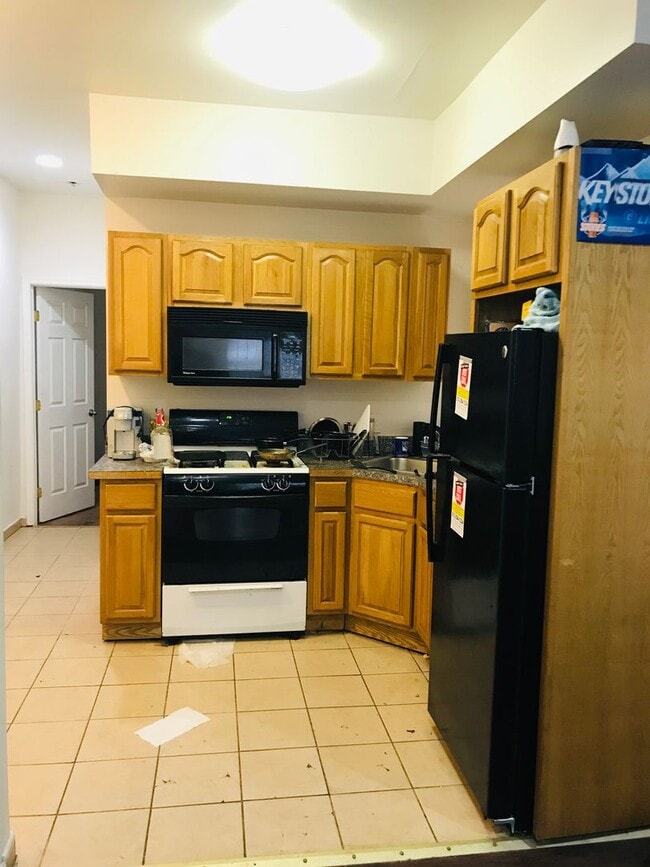 Building Photo - Gorgeous 6-Bedroom Townhouse One Block fro...