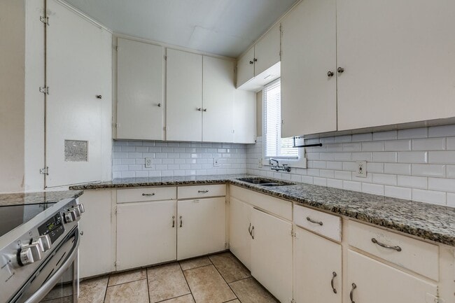 Building Photo - 3-BEDROOM HOME IN HIGHLAND PARK