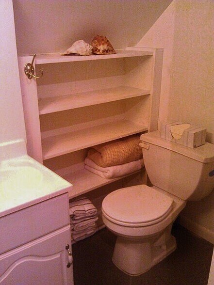 Building Photo - 20 Elm Ave