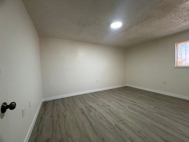 Building Photo - 507 S Lea Ave