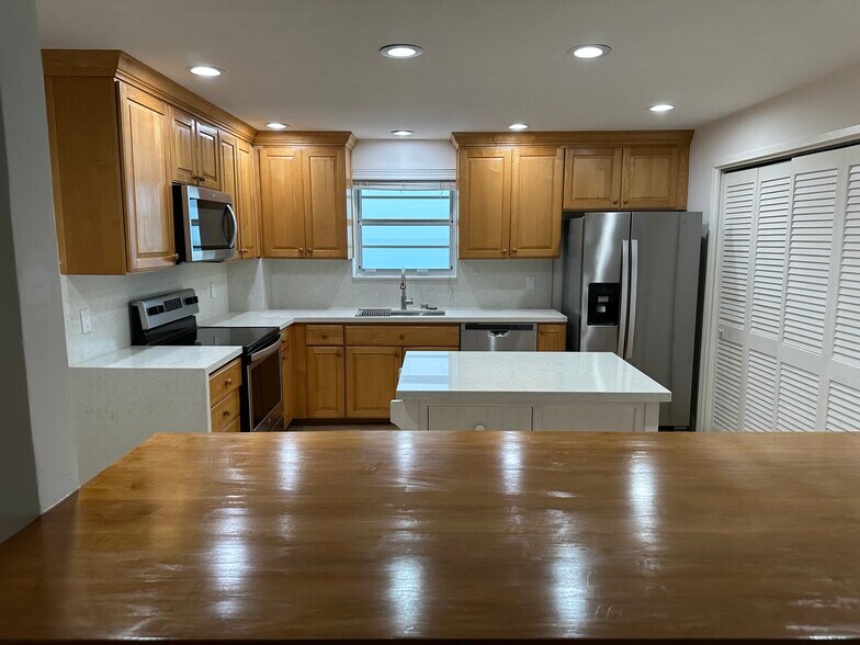 Building Photo - 5825 Collins Ave